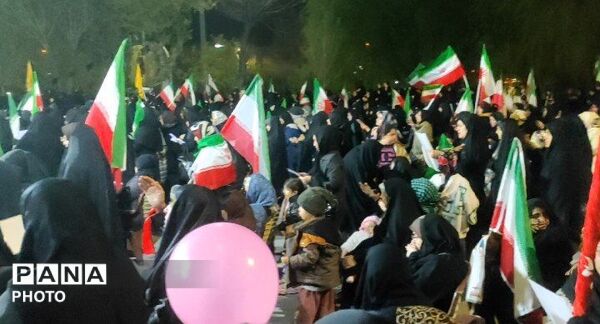 مردم خستگی ناپذیر دورود تا روز پیروزی خیابان را رها نخواهند کرد