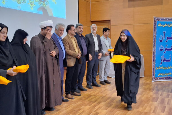 تقدیر از چهره های روشن در محفل ایمان 
