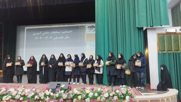 آیین تجلیل از دانش‌آموزان منتخب مسابقات قرآنی و فرهنگی 