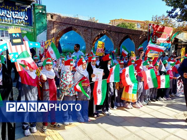 هم‌نوا با ۱۳ آبان؛ بروجرد یک‌صدا علیه استکبار جهانی