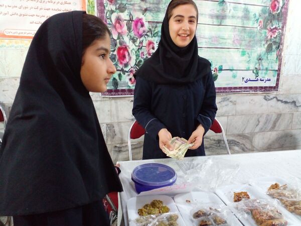 بازارچه کار آفرینی و دست سازه‌های دانش‌آموزی در دبستان دخترانه هدی