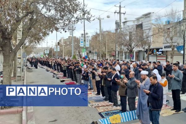 صفوف به‌هم پیوسته نمازگزاران در قروه