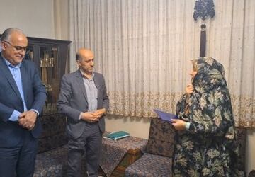 دیدار معاون آموزش متوسطه‌ آموزش و پرورش با خانواده شهید معلم