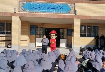 ترویج فرهنگ ایمنی با حضور آتش‌نشانان در مدرسه فرشته دلیجان
