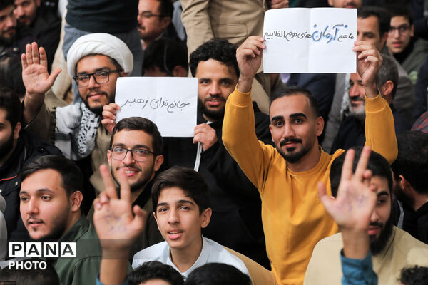 لحظه‌های ماندگار دیدار دانش‌آموزان با رهبر شهید انقلاب