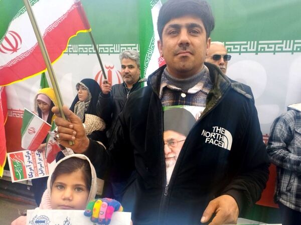 حضور دانش آموزان دبستان نرجس در راهپیمایی ۲۲بهمن 