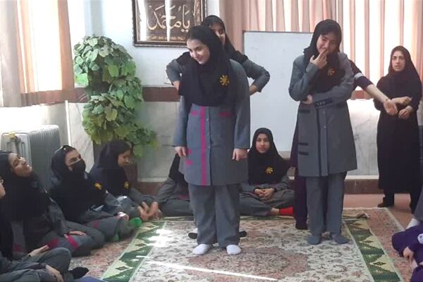 جلسه انس با قرآن و گفتمان دینی در دبیرستان فرزانگان قائمشهر