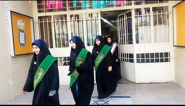 گرامیداشت هفته قرآن ، عترت و نماز در دبیرستان شاهد تکتم 