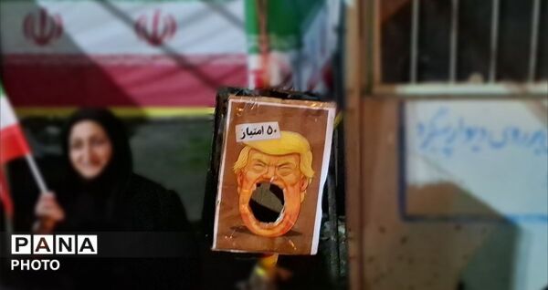تجلی وحدت در کومله؛ تجمع شبانه در حمایت از نیروهای مسلح و رهبر معظم انقلاب