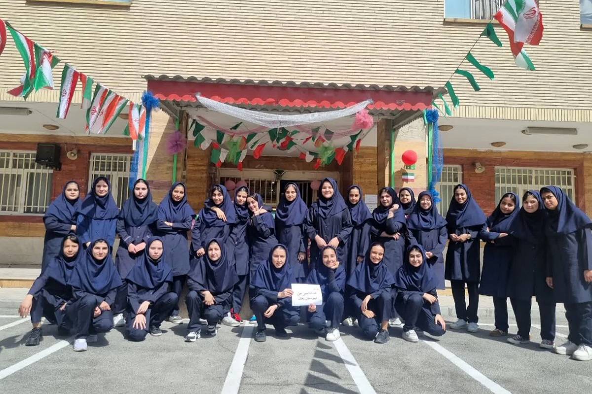 عکس یادگاری کلاس ۹/۳ مدرسه بعثت شهرری