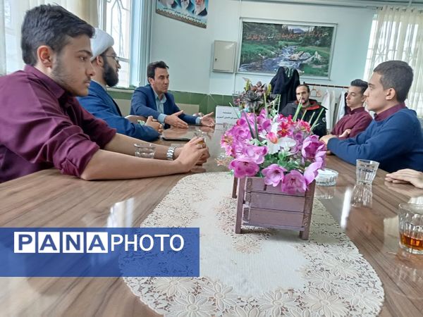 جلسه هم‌اندیشی اعضای شورای دانش‌آموزی دبیرستان نمونه آیت‌الله خامنه‌ای 