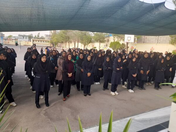 اجتماع مادران و دختران در ورزش صبحگاهی دبیرستان شاهد هاجر