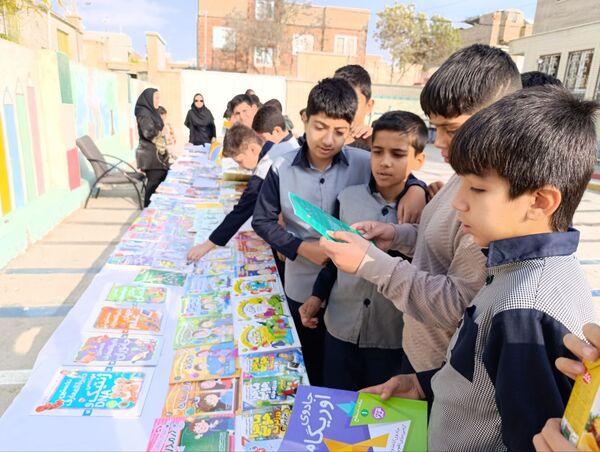 برگزاری نمایشگاه کتاب در دبستان معلم دو آشخانه 