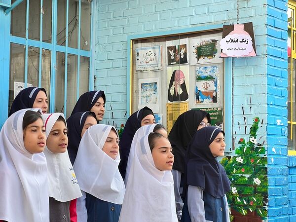 نواختن زنگ انقلاب در دبستان‌المهدی ناحیه 2 کرج 