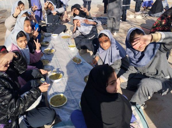 آش نذری‌‌ به‌ مناسبت‌ شهادت‌ امام‌ هادی (ع) در مدرسه تکتم خلیل آباد