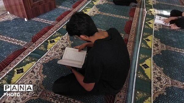 تصاویری از قرائت های قرآن بعد از نماز ظهر و عصر در دبیرستان شاهد ابوذر غفاری نیشابور 