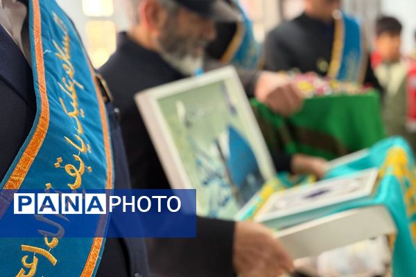 خادمان مسجد جمکران پرچم متبرک را به مدرسه شهید همت آوردند