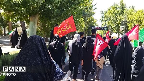 پرچم سرخ لثارات در پیاده روی جاماندگان اربعین حسینی نیشابور‌ 
