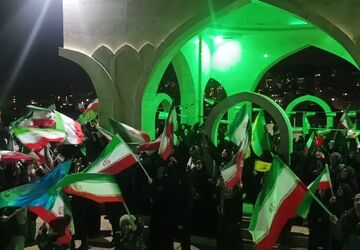 بیعت با امام خامنه ای و ادامه دادن راه امام شهید 
