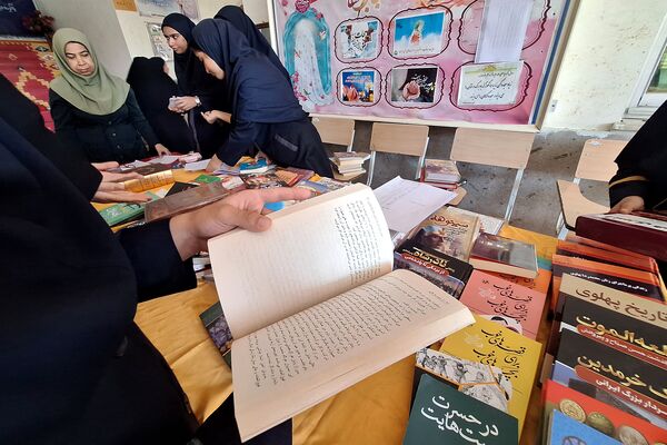 نمایشگاه کوچک کتاب در مدرسه 