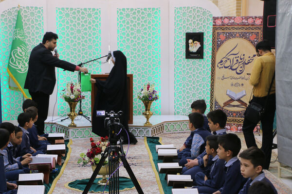 محفل دانش‌آموزی انس با قرآن در آستان مقدس چهل اختران قم