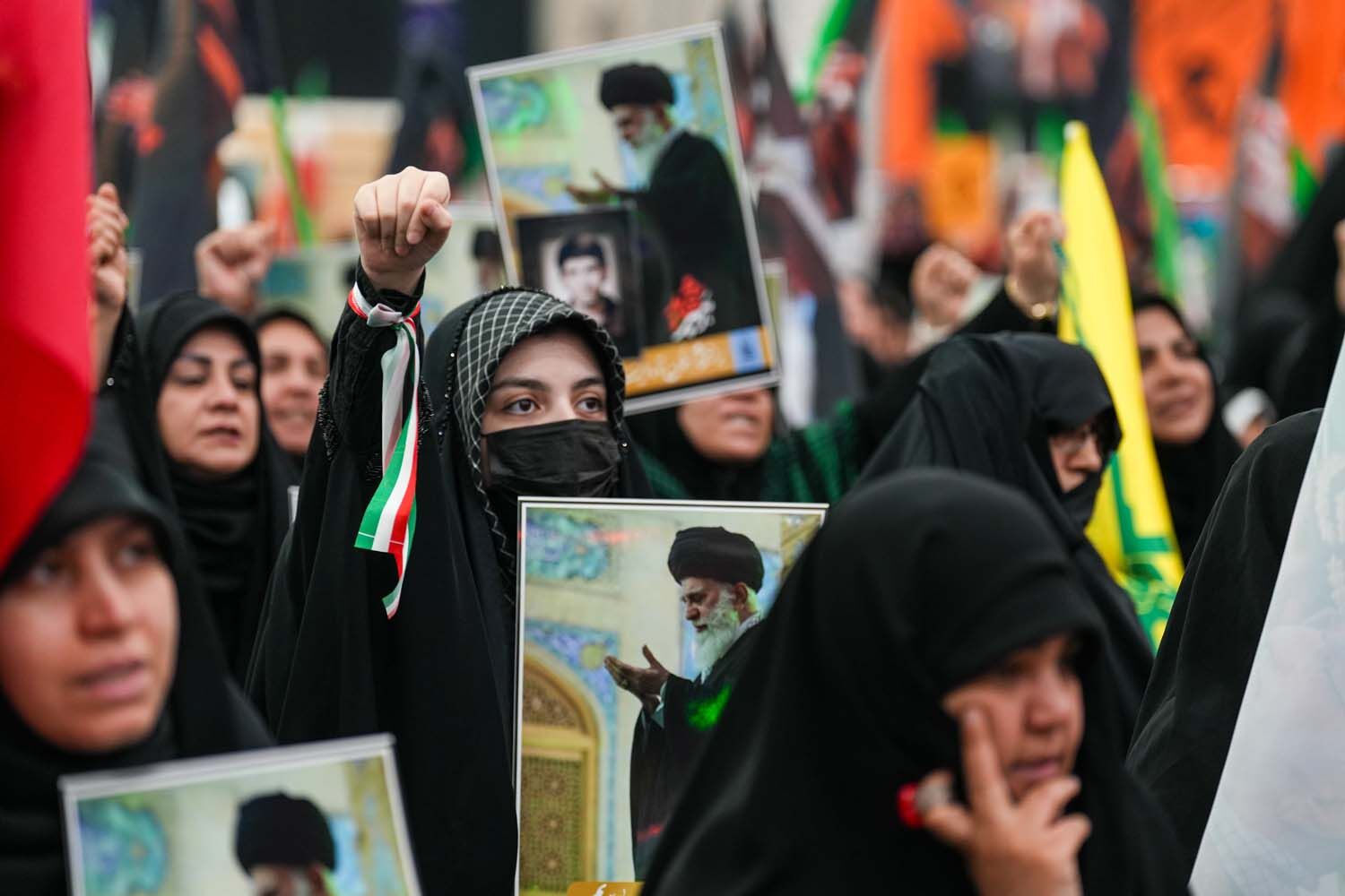 اجتماع بانوان انقلابی به مناسبت چهلم قائد امت و شهدای میناب در مسجد جمکران 