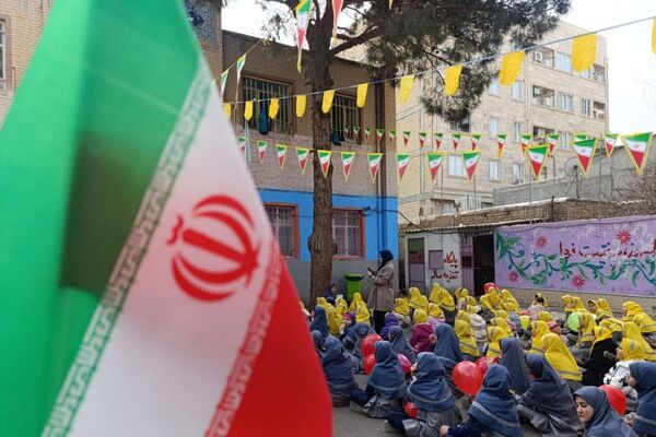 نمایشگاه آثار هنری دانش‌آموزان در دبستان نرجس بهارستان‌دو