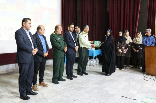 تجلیل از برگزیدگان دانش‌آموزی مسابقات فرهنگی و هنری جشنواره هما شهرستان دشتستان 