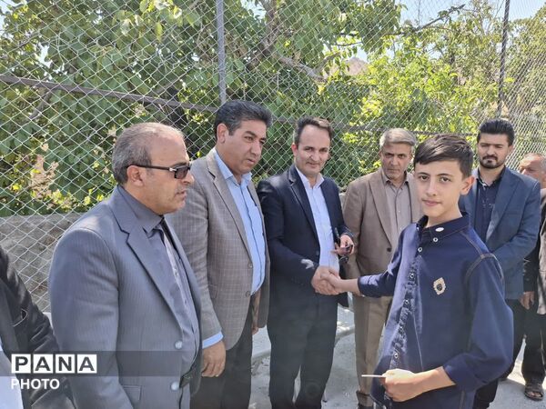 بهره برداری از دومین چمن مصنوعی در بخش صوفیان به مناسبت هفته دولت