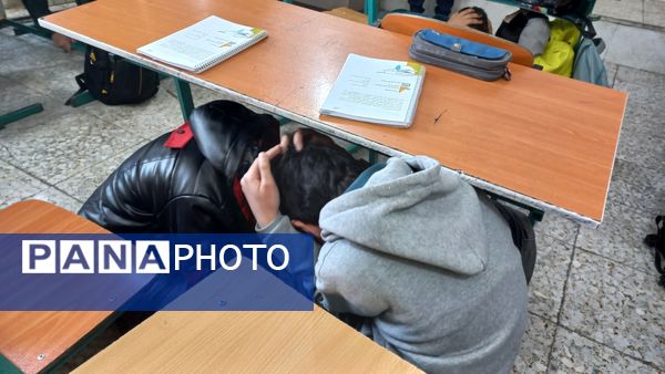مانور سراسری زلزله همزمان با سراسر کشور در دبیرستان شاهد شهید آخوندی‌ها ناحیه یک کرج 