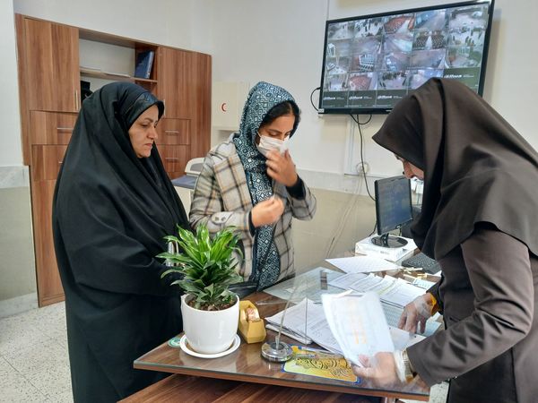 جلسه دیدار با دبیران و توزیع کارنامه در دبیرستان مهشید مصلی نژاد 