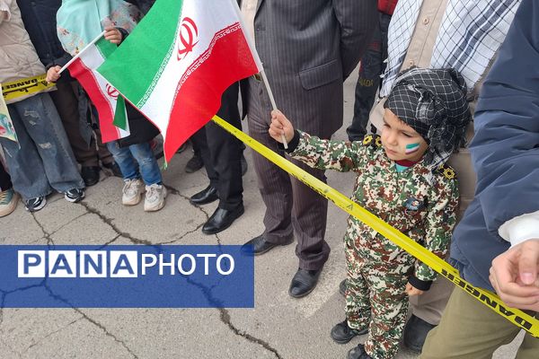 حضور اقشار مختلف مردم پردیس در راهپیمایی ۲۲بهمن 