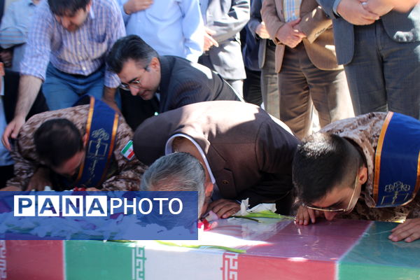 مراسم تشییع پیکر مطهر معلم شهید حجت الله یوسفیه در اداره‌کل آموزش و پرورش شهرستان‌های استان تهران 