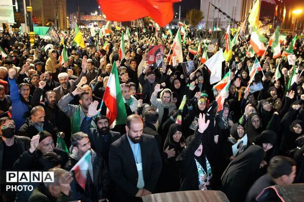 استقبال مردم قرچک از حضور مدیرکل روابط‌عمومی صدا و سیما در اجتماع شبانه