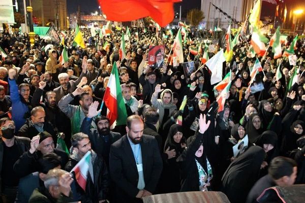 استقبال مردم قرچک از حضور مدیرکل روابط‌عمومی صدا و سیما در اجتماع شبانه