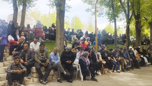 پیاده‌روی خانوادگی بروجنی‌ها