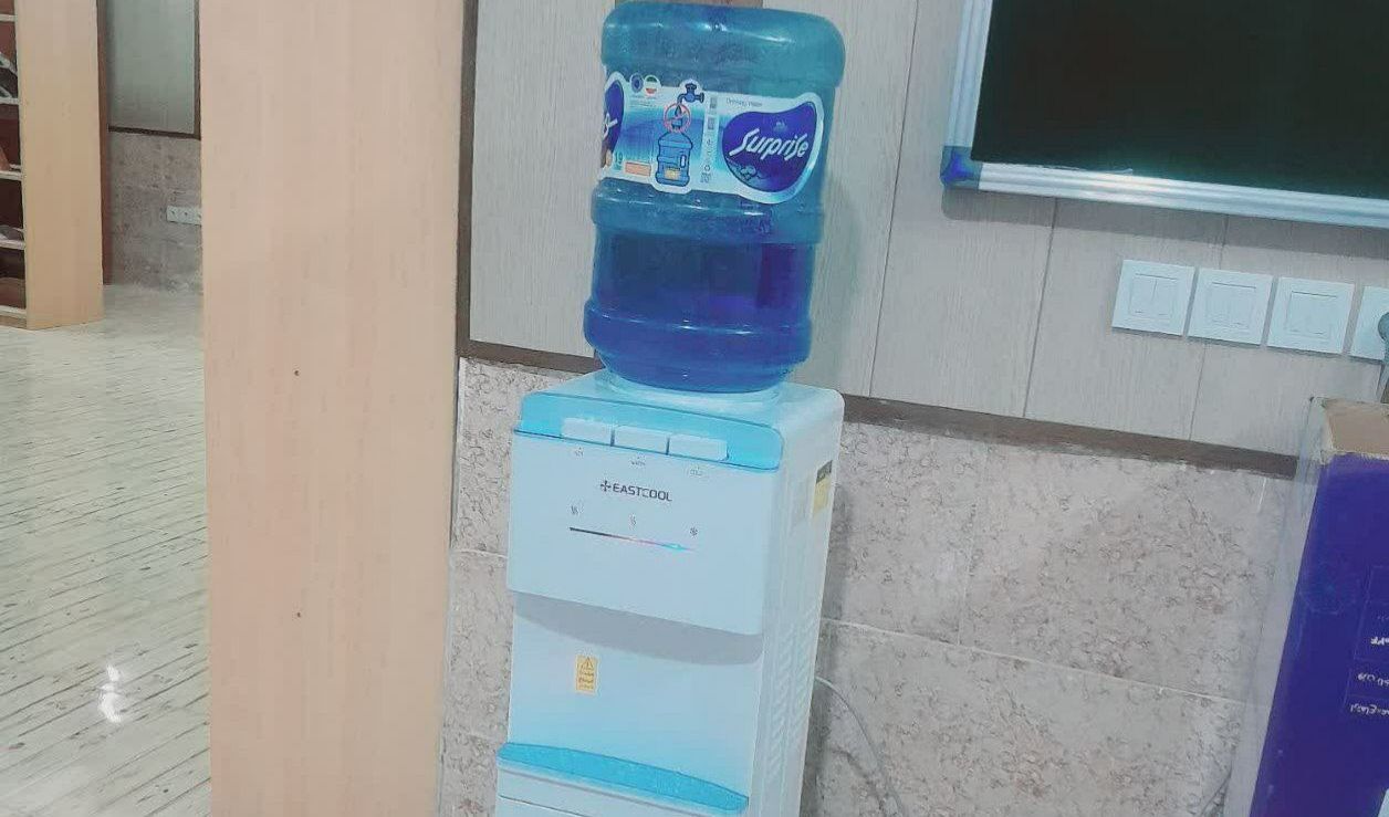 اهداء آب سرد کن به کتابخانه سربالا