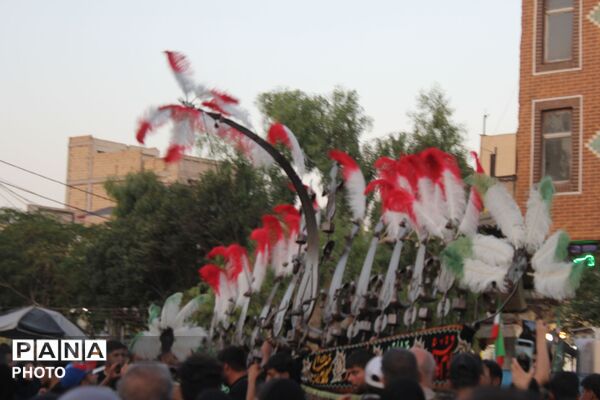 ورامین بار دیگر در سوگ اسارت؛ کاروان نمادین کربلا در خیابان‌های ورامین به حرکت درآمد