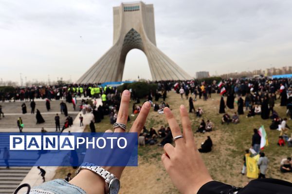 ٢٢ بهمن؛ روزى که دلها با قدم‌‌ها یکى میشود