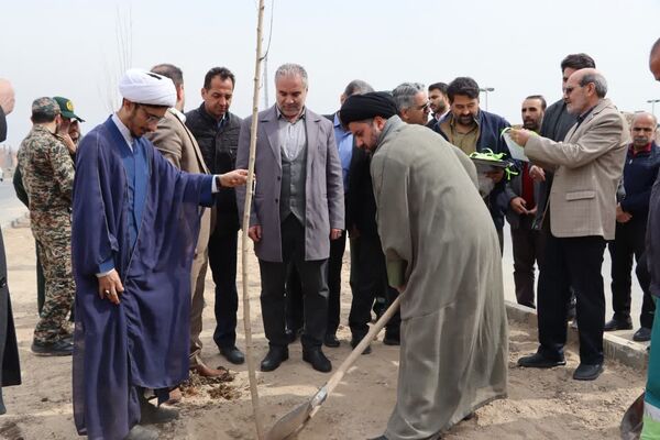 کاشت درخت به یاد شهدا در محمدشهر 