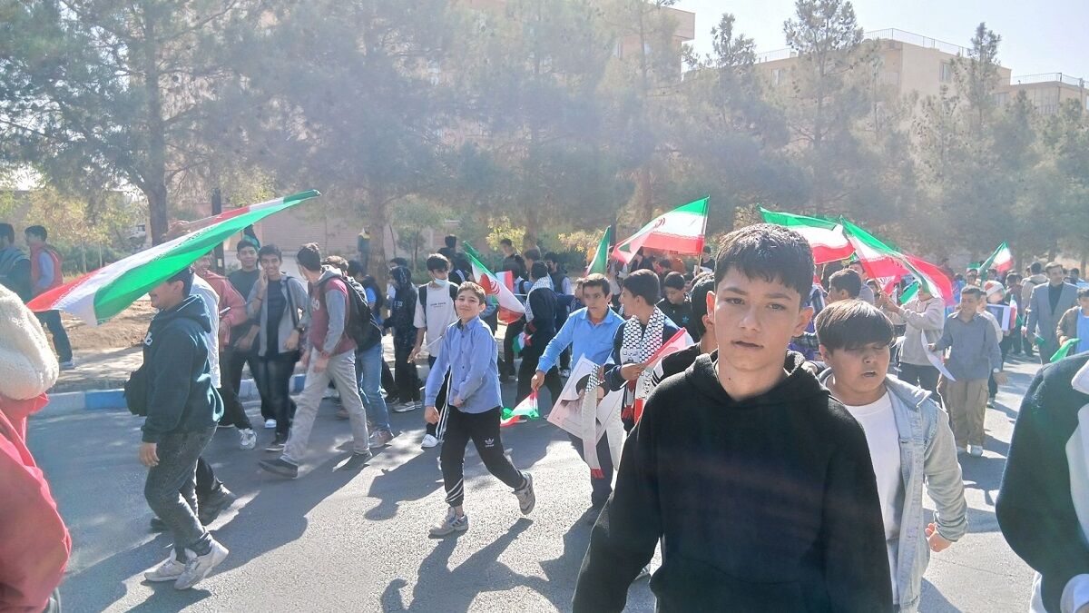 راهپیمایی 13 آبان دانش‌آموزان و مسئولین شهر مهستان