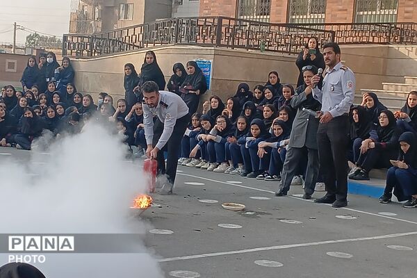 آموزش پدافند غیرعامل با حضور آتش‌نشانان در دبیرستان مهرآفرین