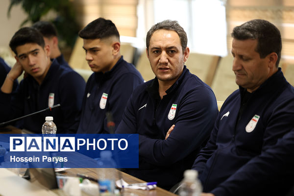 نشست صمیمی معاون تربیت بدنی و سلامت با ورزشکاران و کادر فنی تیم ملی والیبال دانش‌آموزی