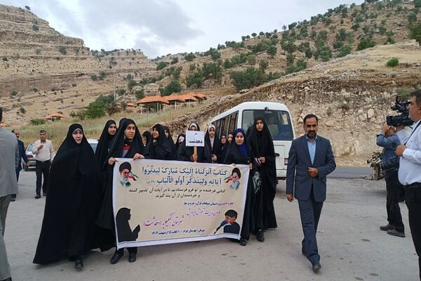 استقبال از دانش‌آموزان شرکت کننده در مسابقات قرآن، عترت و نماز در شهرستان چرام