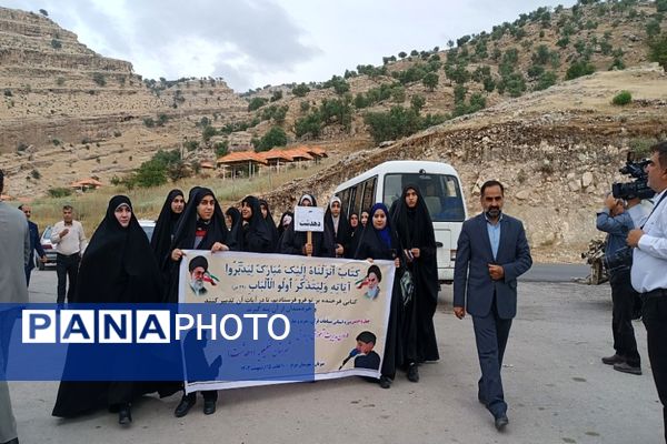 استقبال از دانش‌آموزان شرکت کننده در مسابقات قرآن، عترت و نماز در شهرستان چرام