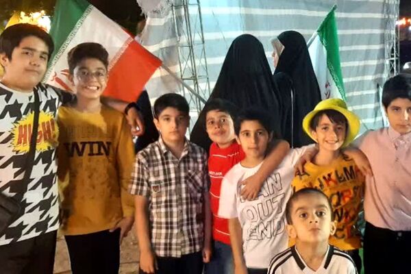 مردم در کنار هم، خیابان‌ها به نام وطن