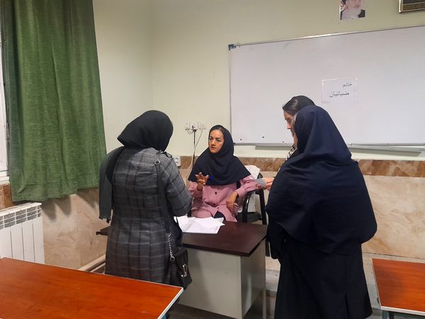 جلسه اولیا مربیان و تحویل کارنامه در دبیرستان سرافرازان