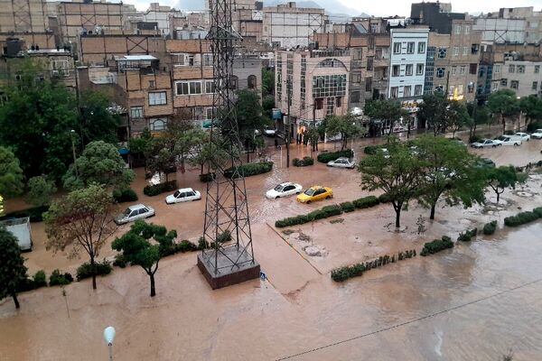 حضور جهادی بسیج و مردم برای کمک به سیل زده مشهد 