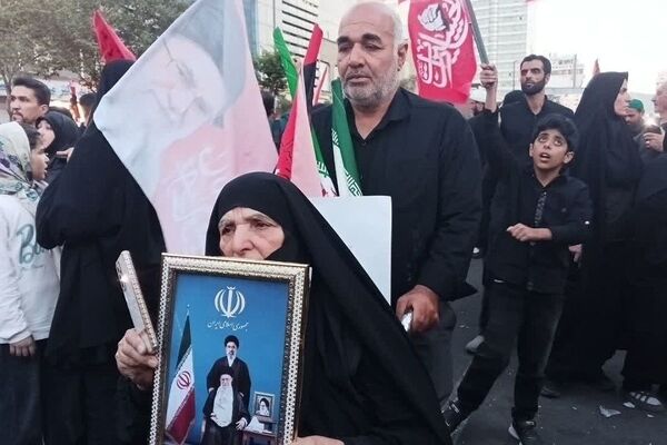 عبورِ پیکرِ عشق؛ آخرین وداع در مشهد از پشتِ شیشه‌های غبارگرفته