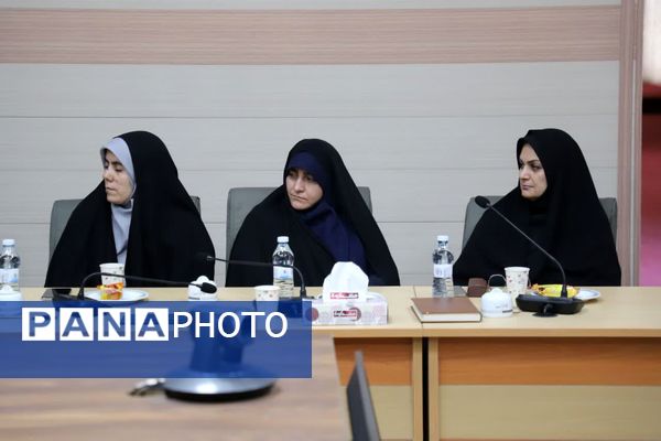 نشست هم‌اندیشی بانوان ستادی اداره‌کل آموزش و پرورش آذربایجان‌شرقی
